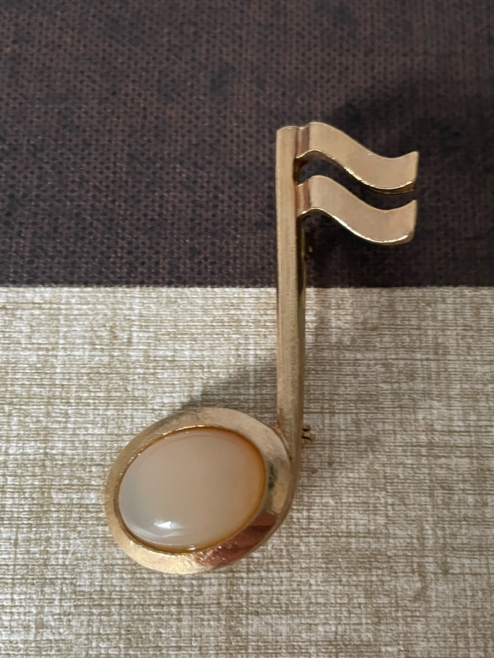 Vintage Oregon White Agate Cabochon Gold-tone Musical Note Brooch